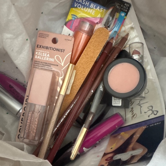 Makeup Mystery box! Full sized, department brands like Covergirl, Maybelline,..) - Picture 2 of 2